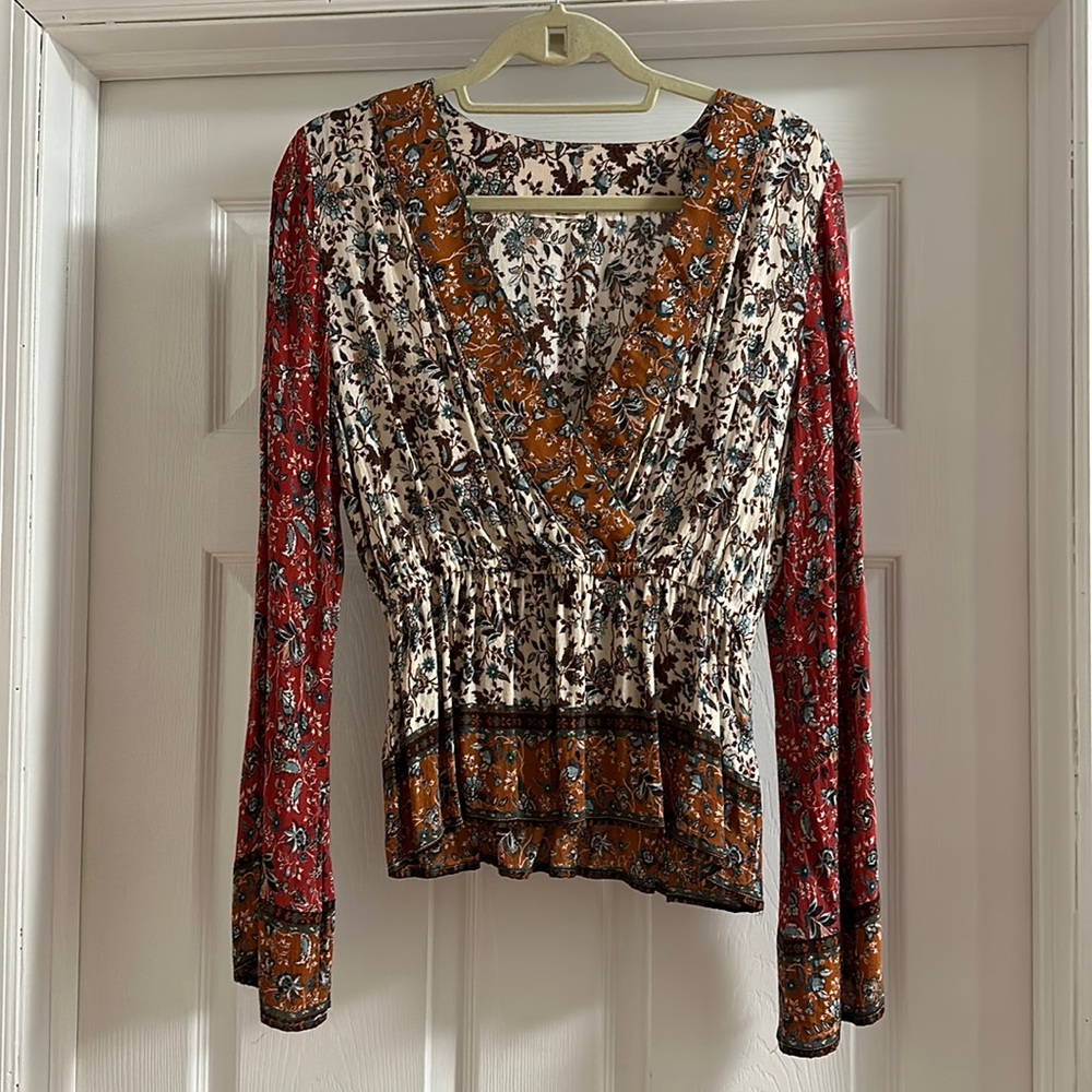 Long sleeve v-neck top with cinched waist. Size M